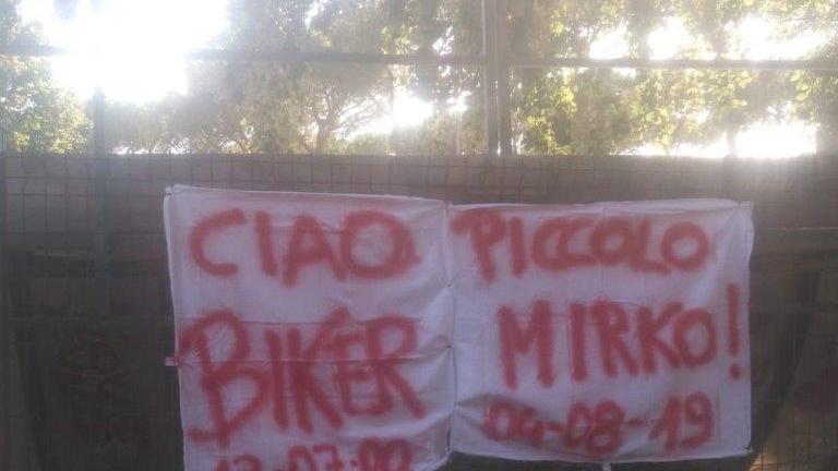 Lo striscione affisso dagli amici di Mirko il giorno del funerale