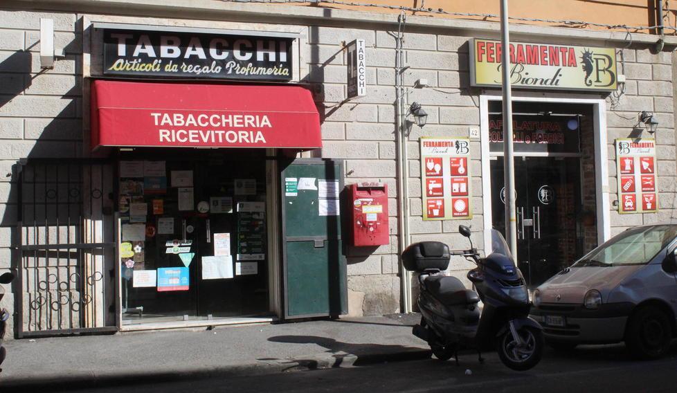 Picchiata dall’ex marito che la colpisce alle spalle fuori dalla tabaccheria 