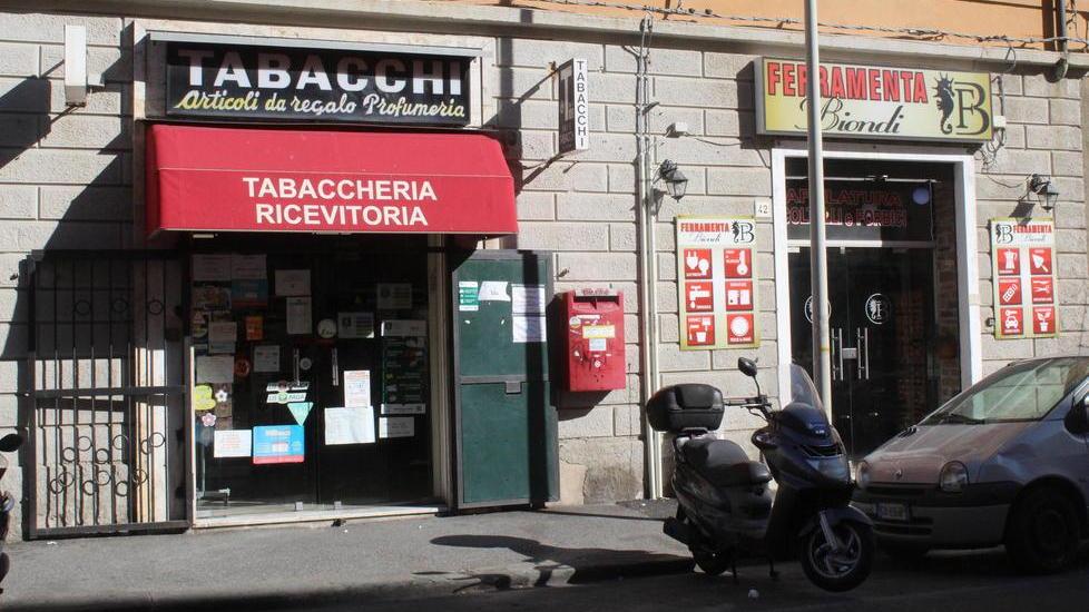 Picchiata dall’ex marito che la colpisce alle spalle fuori dalla tabaccheria