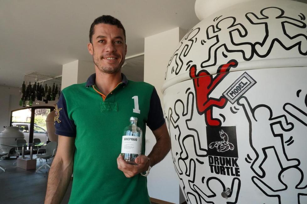 Enzo Brini con la bottiglietta del gin “Ginepraio” prodotto con il ginepro della zona aretina
