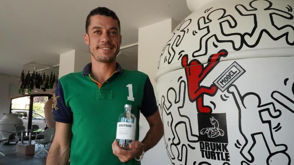 Enzo Brini con la bottiglietta del gin “Ginepraio” prodotto con il ginepro della zona aretina