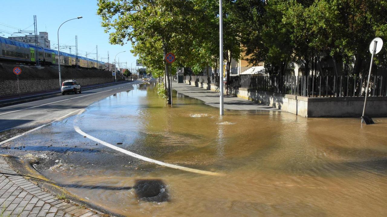 Grosseto, si rompe una conduttura: allagato viale Sonnino - Video