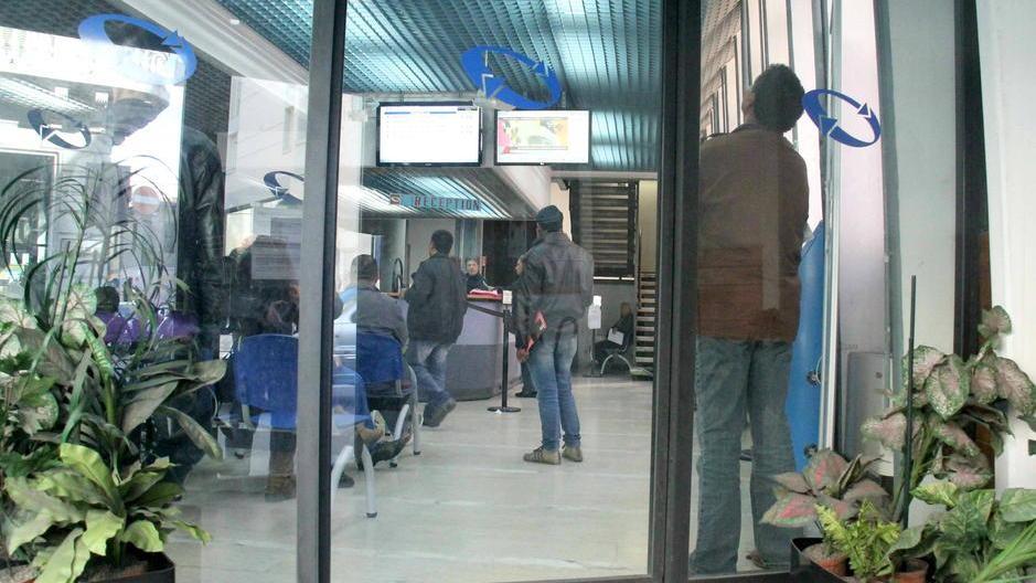 Cittadini in attesa all’interno di un ufficio Inps (Foto d'archivio)
