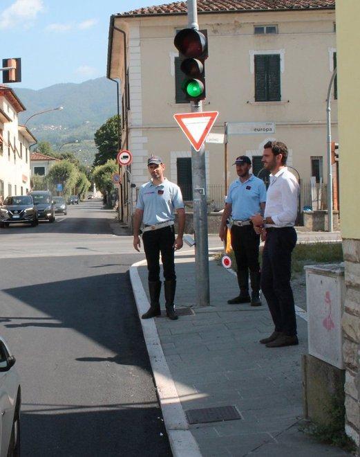 Nuovi tempi al semaforo tra via Paolinelli e il viale Europa