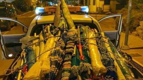 Blitz in spiaggia, sequestrati ombrelloni e sdraio