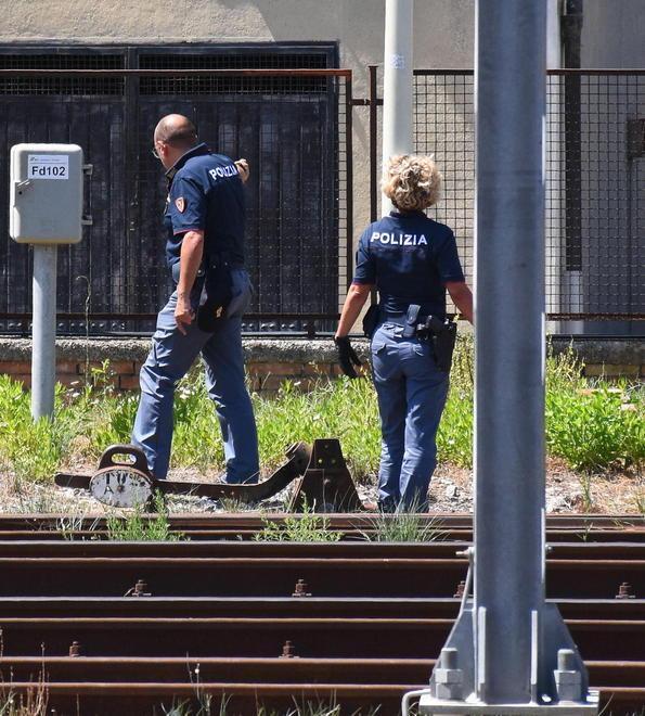 Fugge al controllo alla stazione Tre colpi in aria per fermarlo 
