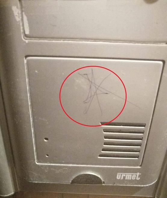 Strani segni sui citofoni È allarme allo Scalo 