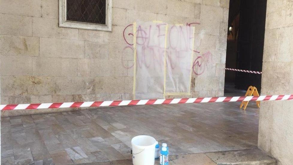 Ripulite le scritte sul municipio