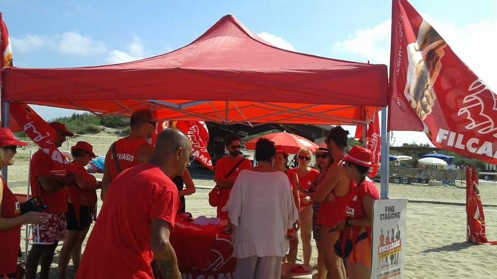 “Porta a porta” di Filcams tra spiagge e alberghi contro il lavoro irregolare
