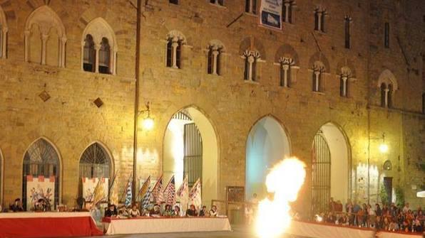 Negozi e balestre, strana coppia per la promozione del centro