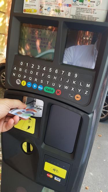 I parcometri intelligenti che allungano la sosta e accettano tutte le carte 