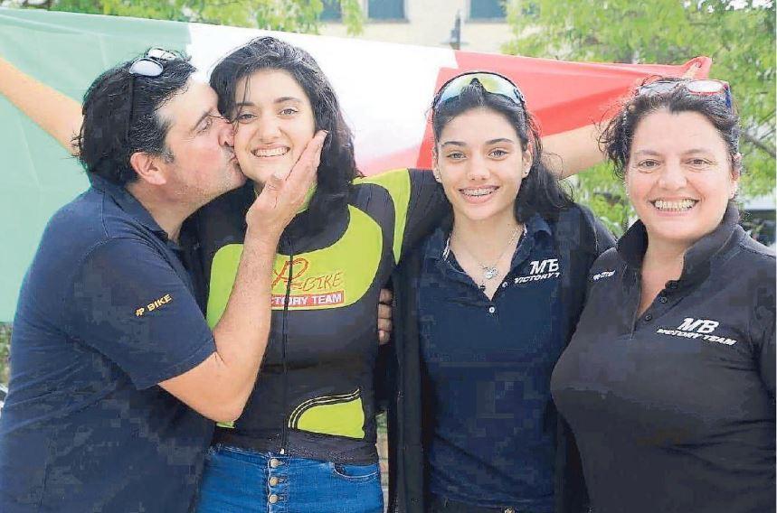 Non ci sono società di ciclismo femminile, i genitori ne creano una per far correre le figlie: e arrivano le vittorie 