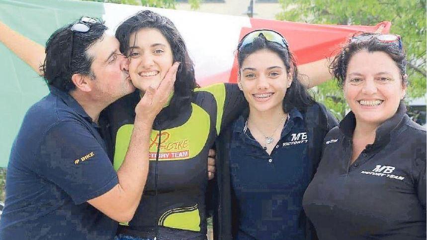Non ci sono società di ciclismo femminile, i genitori ne creano una per far correre le figlie: e arrivano le vittorie