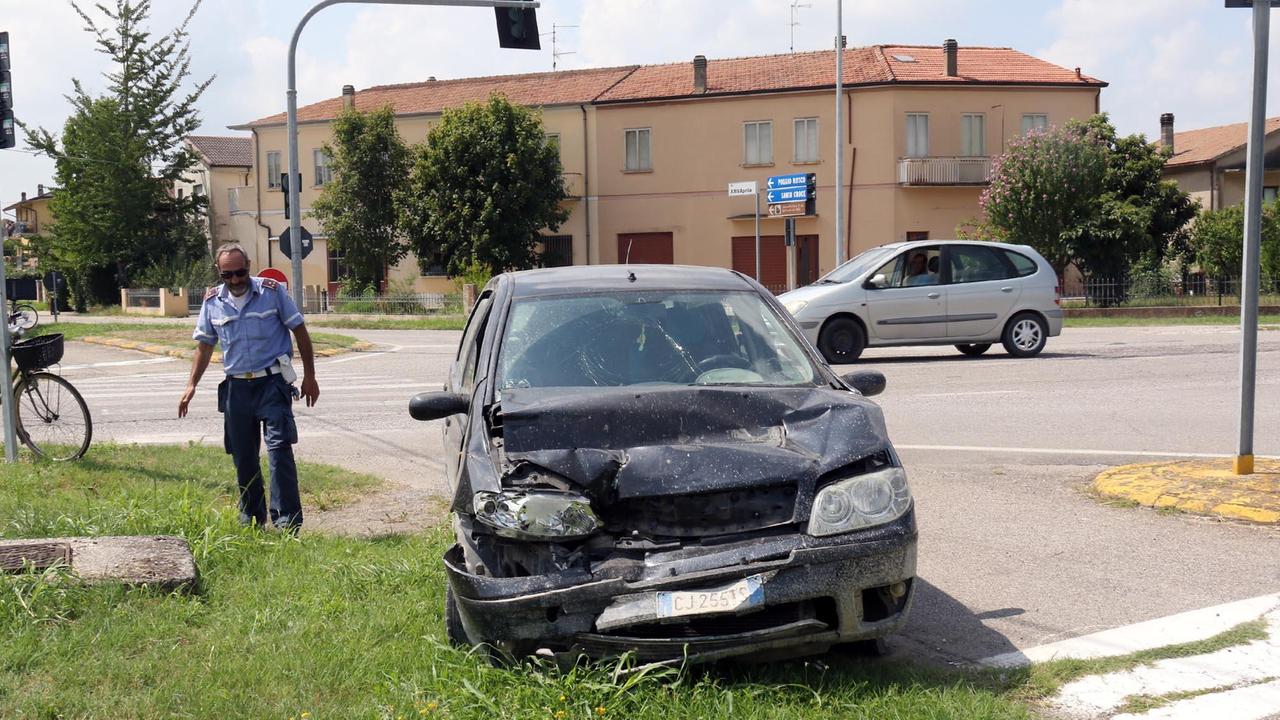 Bondeno, tamponamento all’incrocio: ferite gravemente due sorelline