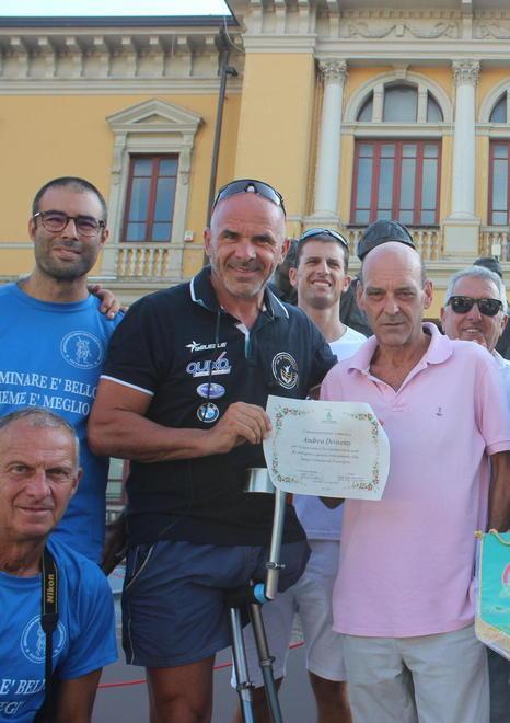 Con una gamba sola attraversa l'Italia lungo la Francigena 