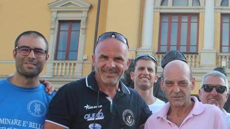 Con una gamba sola attraversa l'Italia lungo la Francigena
