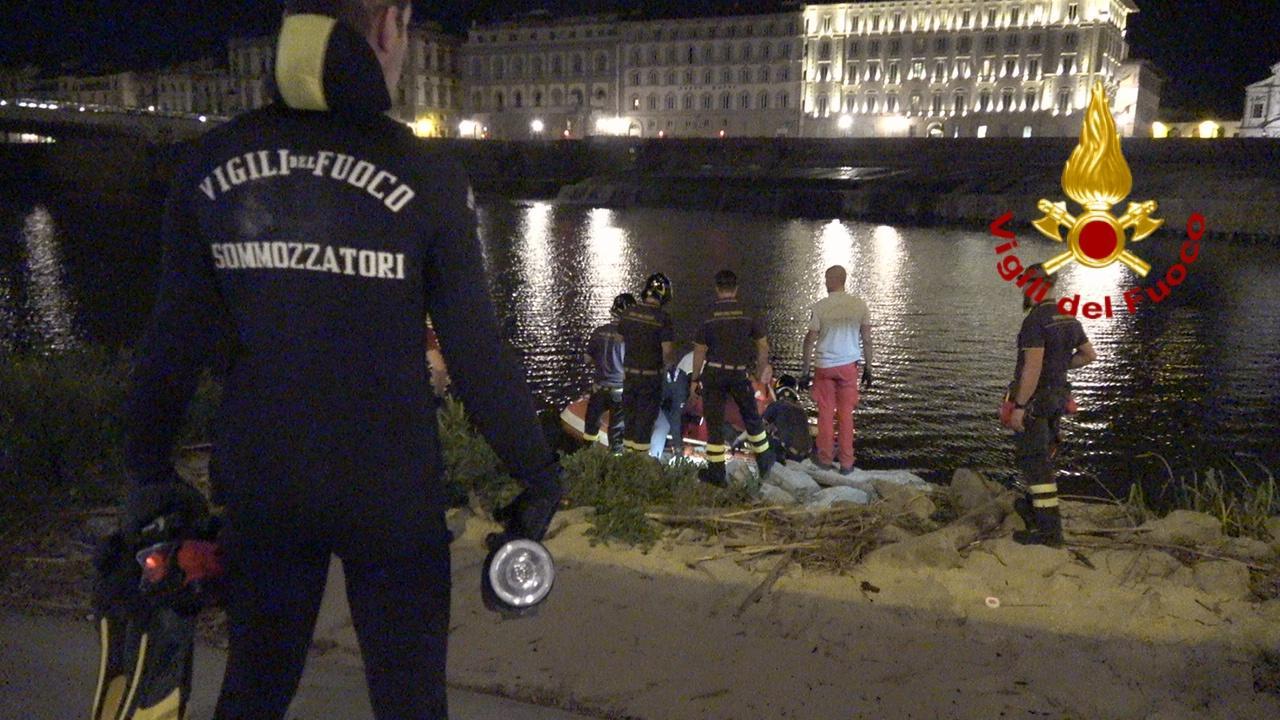 L'intervento dei vigili del fuoco per cercare il turista che sembrava  scomparso in Arno