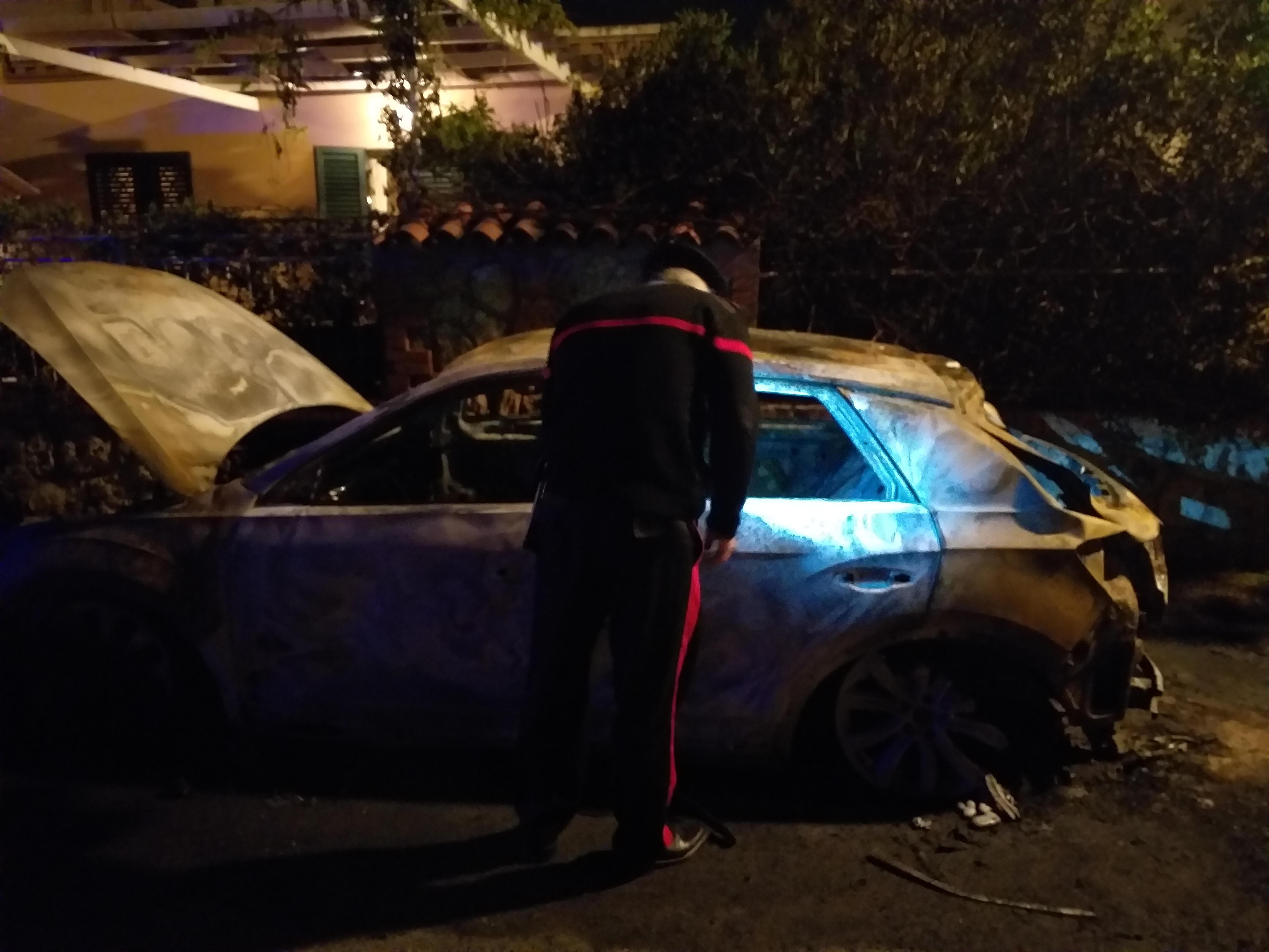 Il piromane torna a colpire in Versilia: brucia un’altra auto, è il decimo caso 
