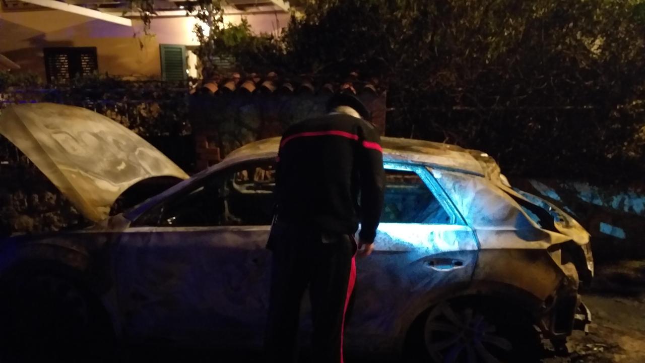 Il piromane torna a colpire in Versilia: brucia un’altra auto, è il decimo caso