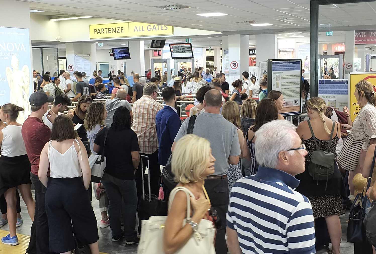 Passeggeri in attesa di imbarcarsi al Galilei (Muzzi)