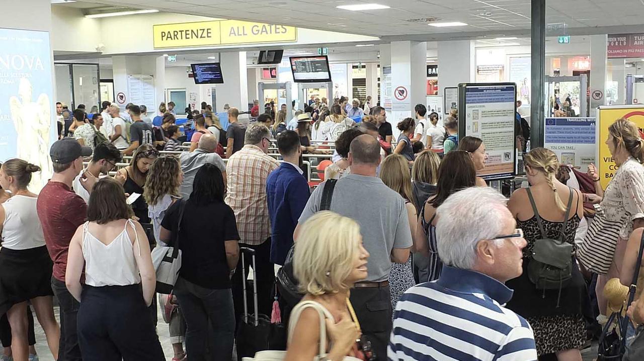 Passeggeri in attesa di imbarcarsi al Galilei (Muzzi)