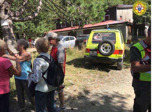 La donna di 72 anni aiutata a uscire dai boschi dal Soccorso alpino e dai vigili del fuoco, assieme agli amici