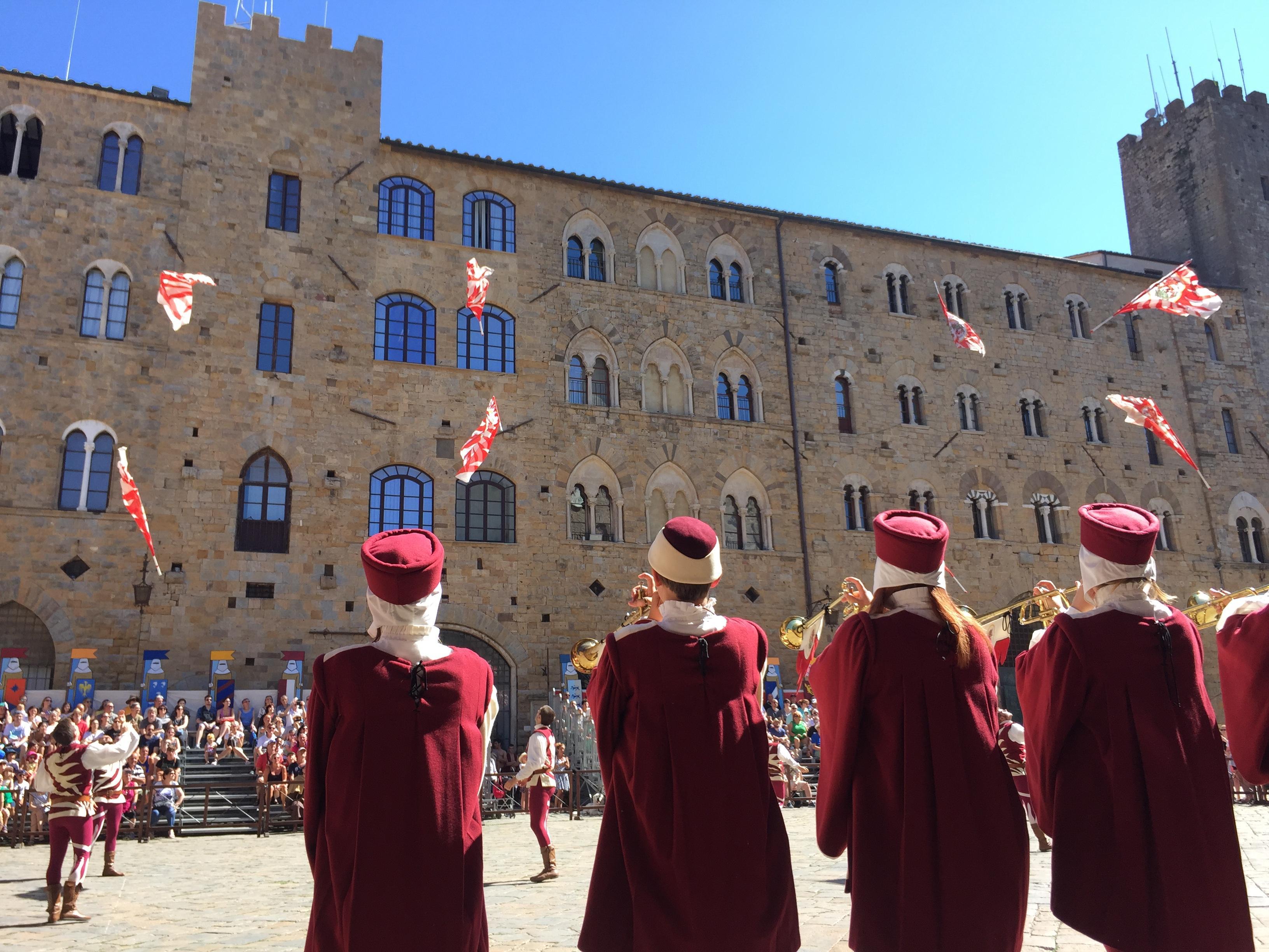 Lo spettacolo degli sbandieratori in piazza dei Priori a Volterra
