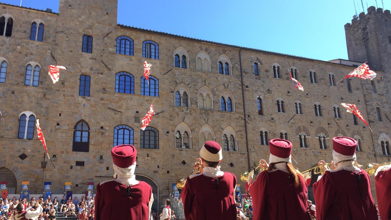 Lo spettacolo degli sbandieratori in piazza dei Priori a Volterra