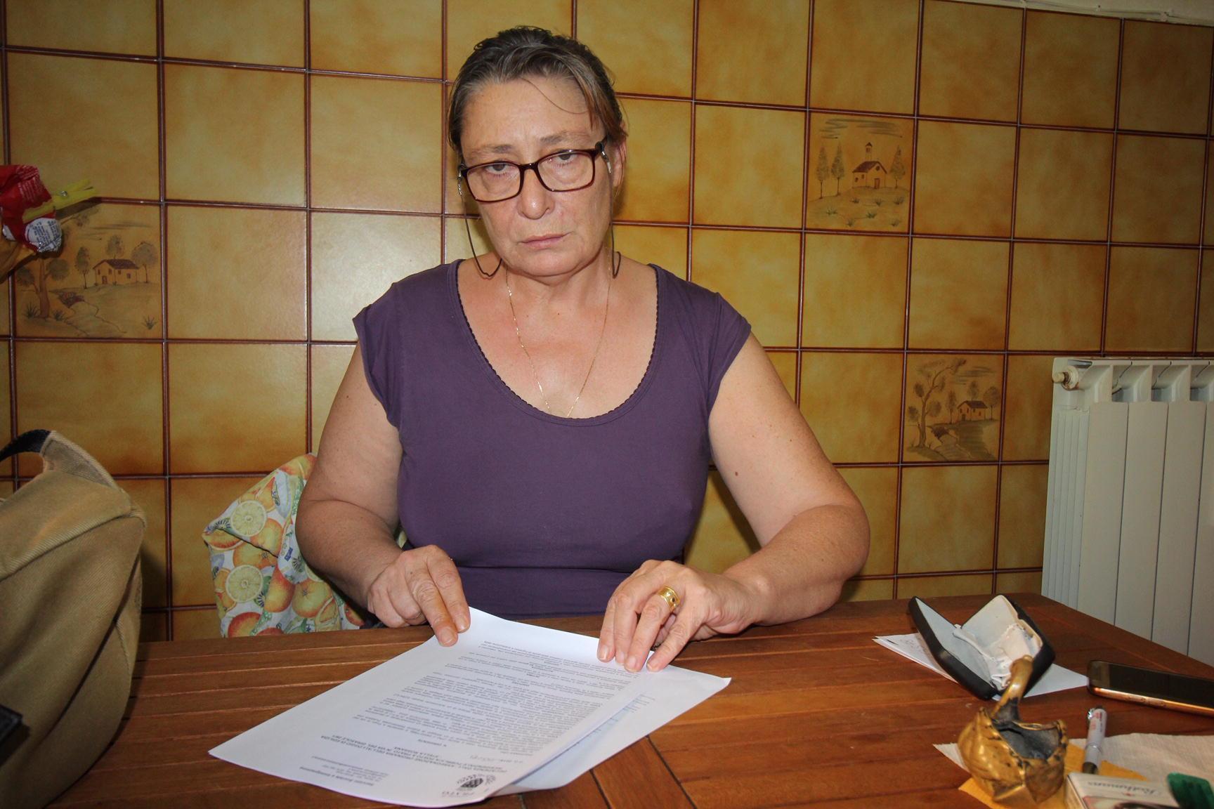 La signora Rossana Stella nel suo alloggio popolare (foto Batavia)