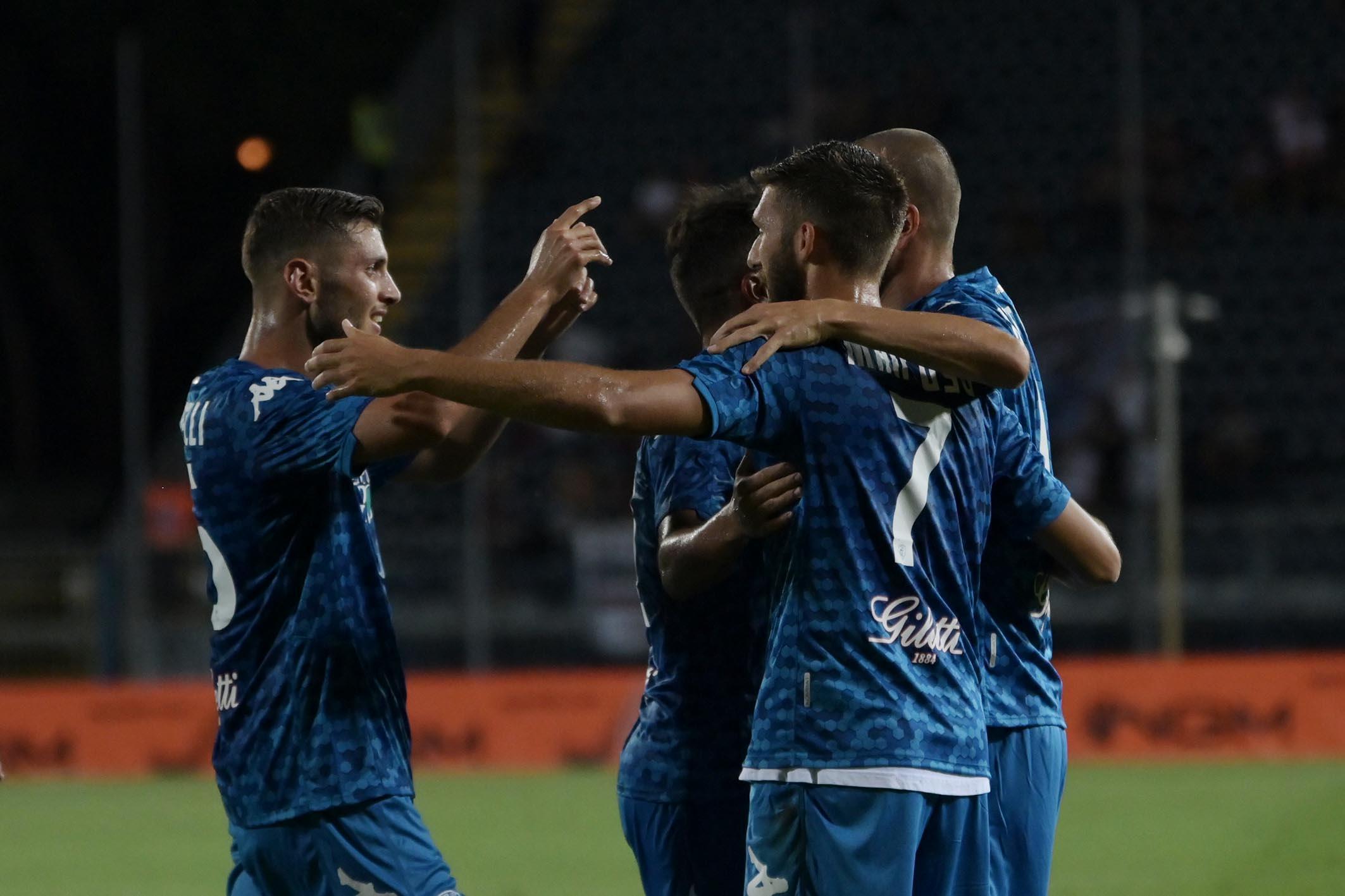 Mancuso festeggiato dai compagni della la rete del vantaggio azzurro
