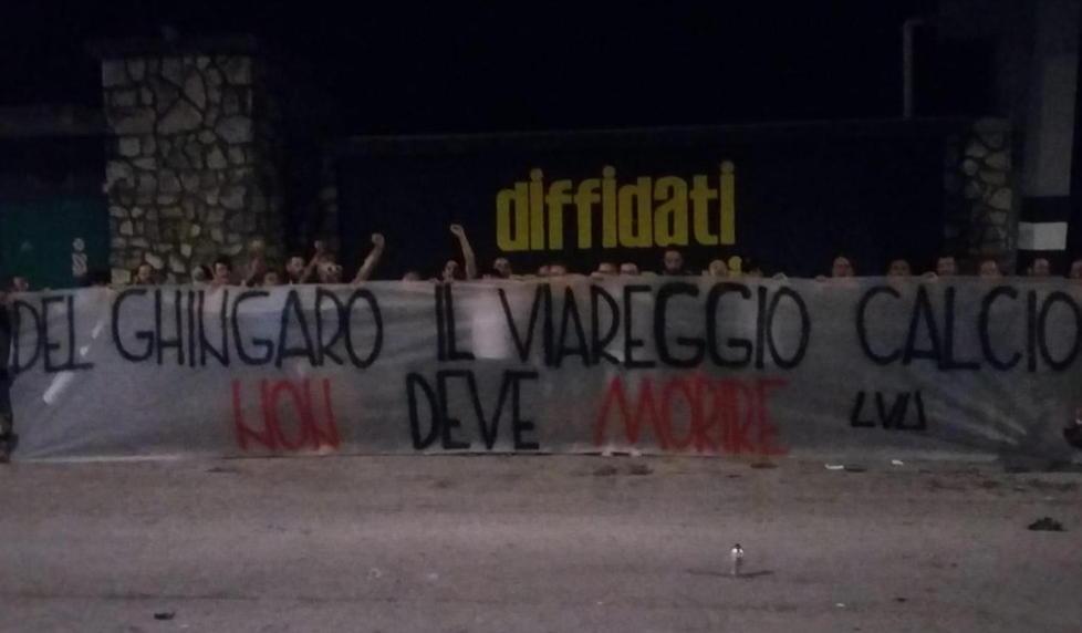 Striscione ultras allo stadio
