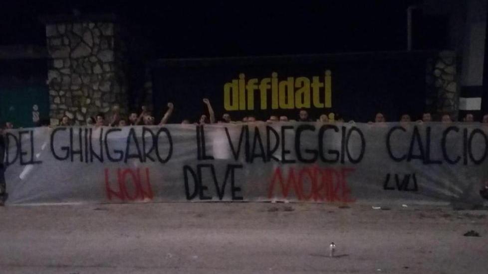Striscione ultras allo stadio
