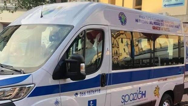 Grande festa nella ztl per la inaugurazione del pulmino di Spazio H