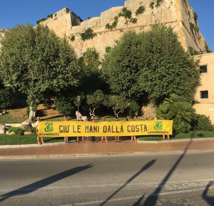 Goletta Verde, flash mob per fermare l’ampliamento dell’Alto Fondale 