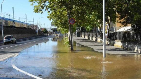 Si rompe un tubo Viale Sonnino allagato