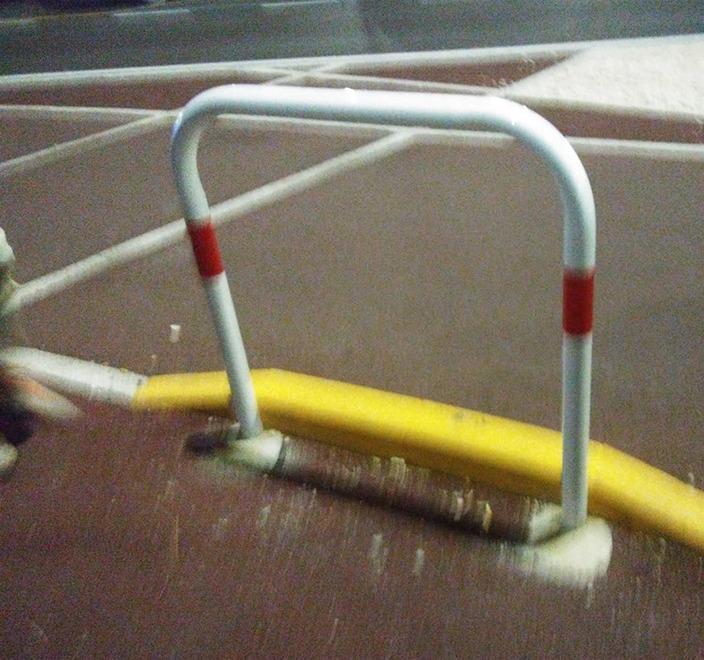Buche e cadute lungo le vie La protesta dei residenti 