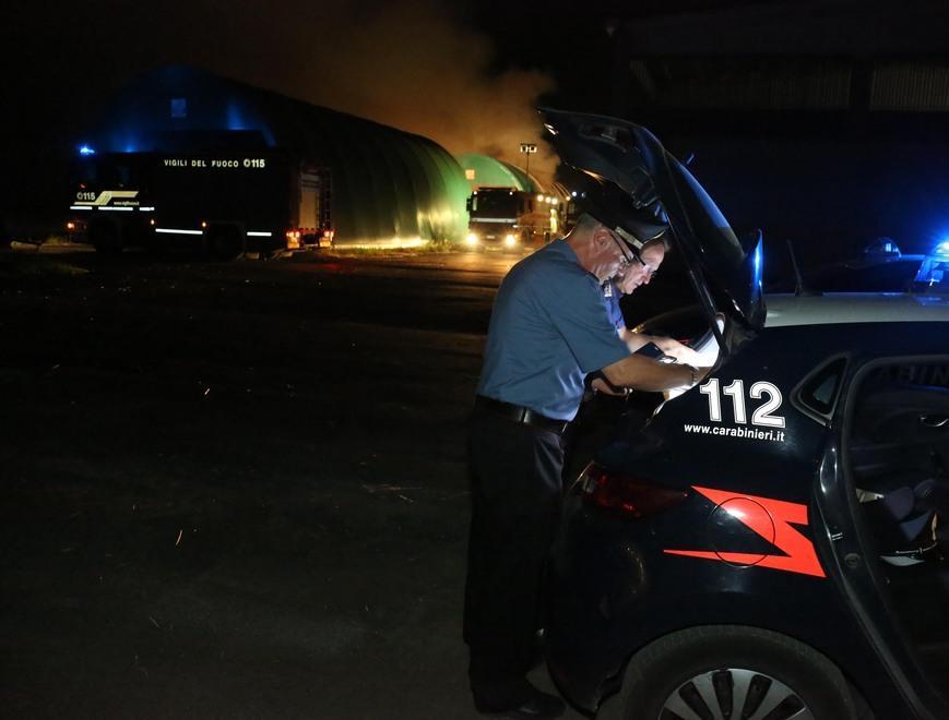 A fuoco 150 rotoballe e la tensostruttura È il terzo incendio in pochi giorni in zona 