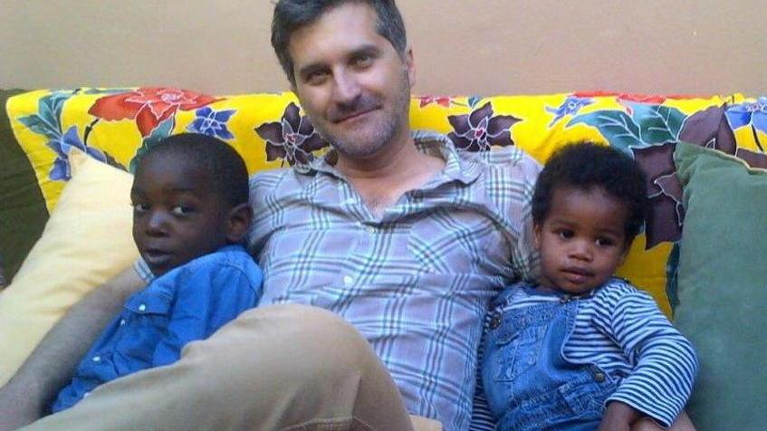 Il professor Giona Tuccini con i due figli adottati: da sinistra Achille e Dario