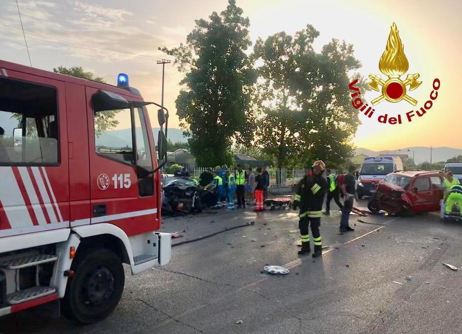 Scontro frontale sulla Nuova Pratese: 19enne in codice rosso 
