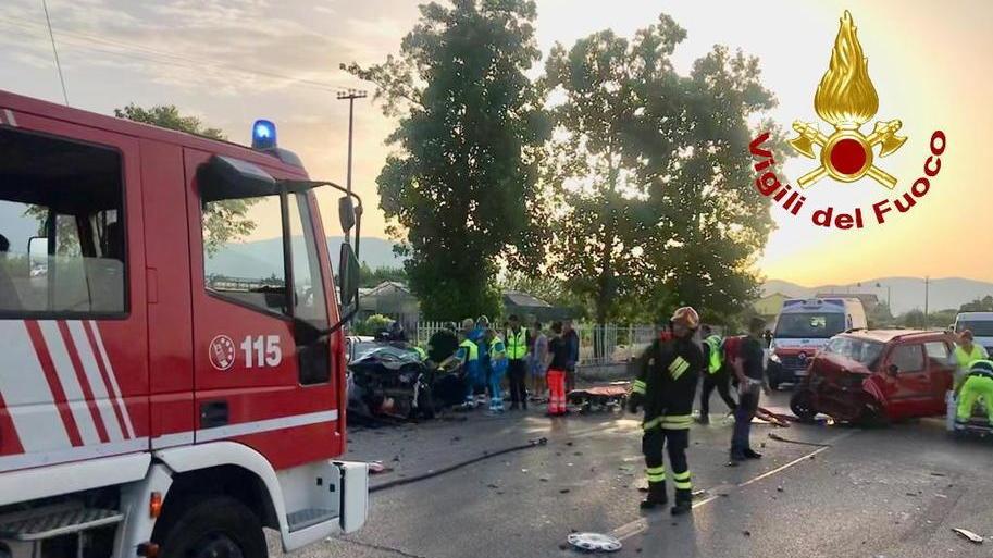 Scontro frontale sulla Nuova Pratese: 19enne in codice rosso