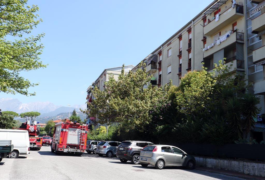 I mezzi dei vigili del fuoco intervenuti in via Donne Partigiane