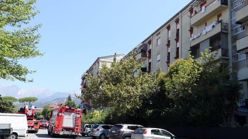 I mezzi dei vigili del fuoco intervenuti in via Donne Partigiane