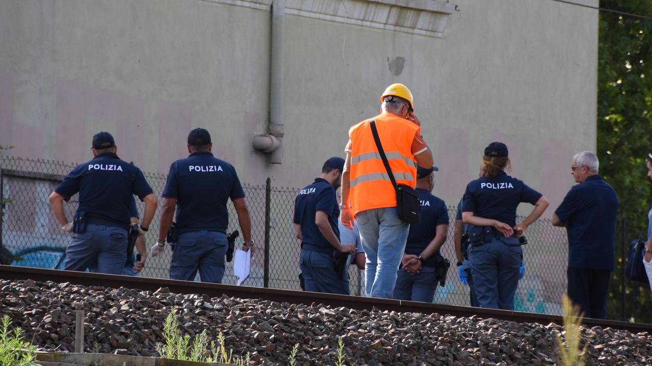 Finisce sui binari e muore: transito ferroviario ripreso