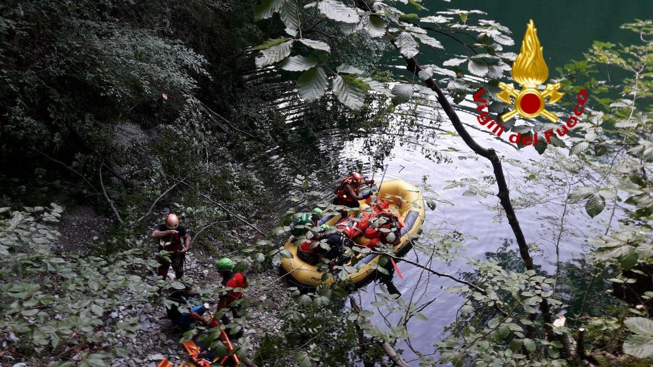 Volo di 20 metri dal sentiero: grave una donna di 53 anni