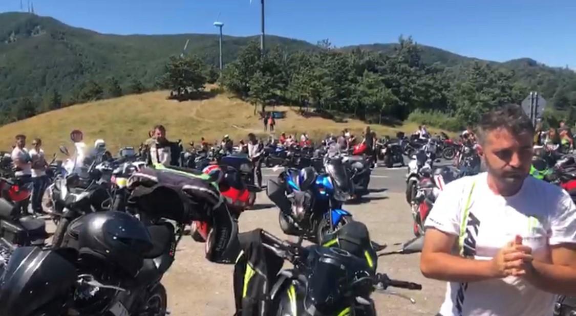 Simone Saldi, a destra nella foto, l'organizzatore del motoraduno a Passo della Raticosa per ricordare Mirko Camuso