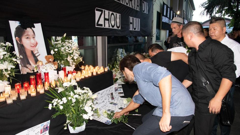 Omicidio al Moulin Rouge, in 500 alla veglia per Hui. Marea di dolore e rabbia: «Poteva capitare a tutti»