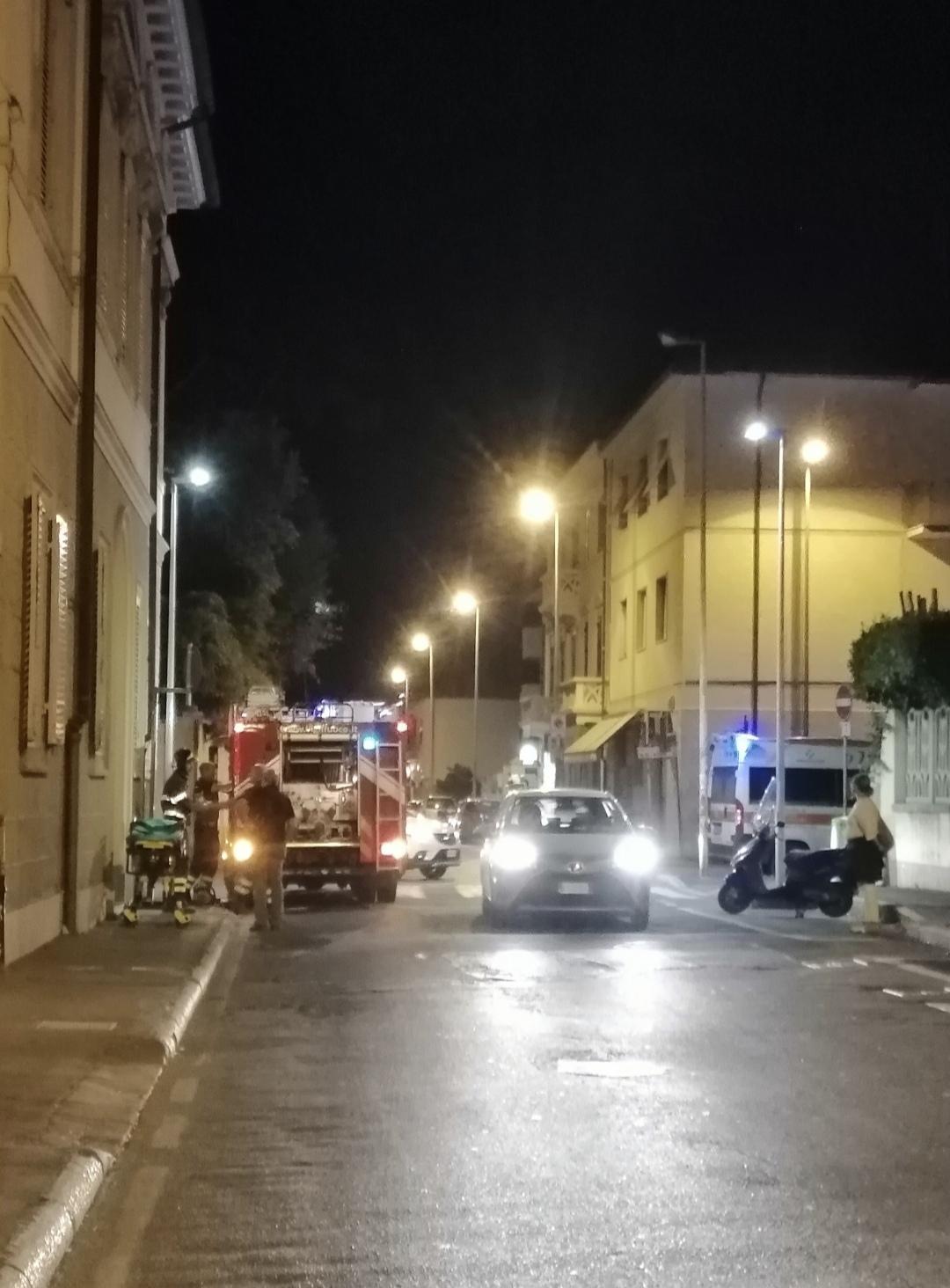 Un intervento di 118, vigili del fuoco e polizia (foto d'archivio)