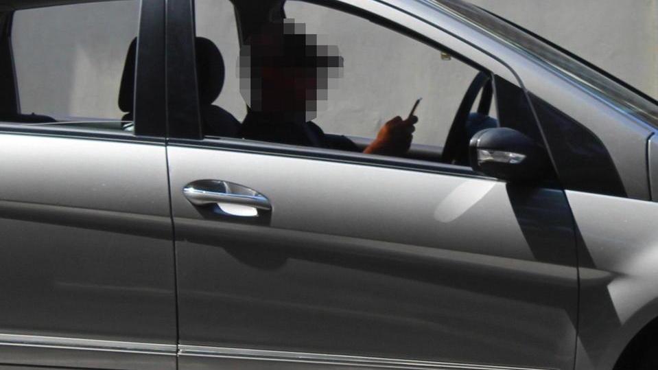 Un automobilista al volante col cellulare (foto Cecilia Foschi/Pentafoto)