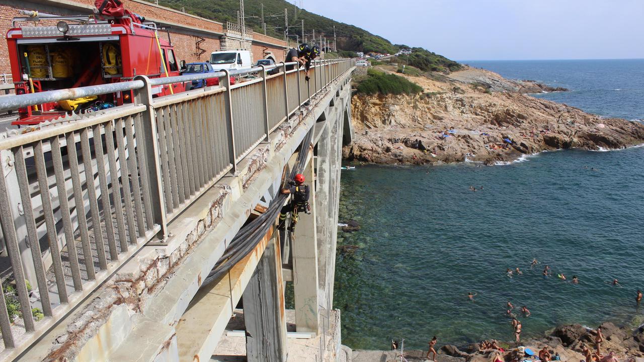 Nella foto di Cecilia Foschi Pentafoto i vigili del fuoco al lavoro al ponte di Calafuria e una delle due canaline cadute proprio a fianco ai bagnanti