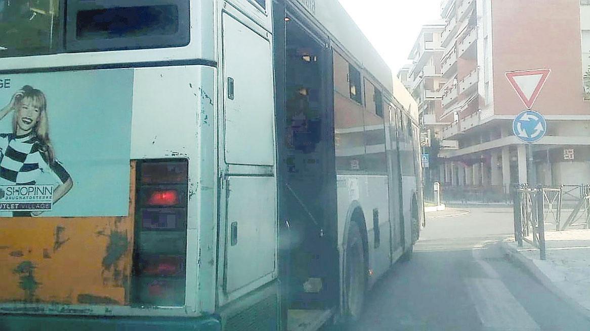 «Troppo caldo, l’autobus girava con le portiere aperte»